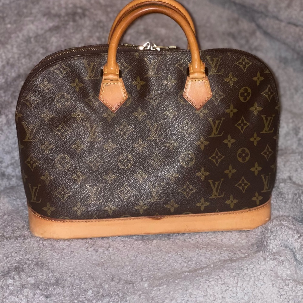 SOLD‼️ Louis Vuitton Alma